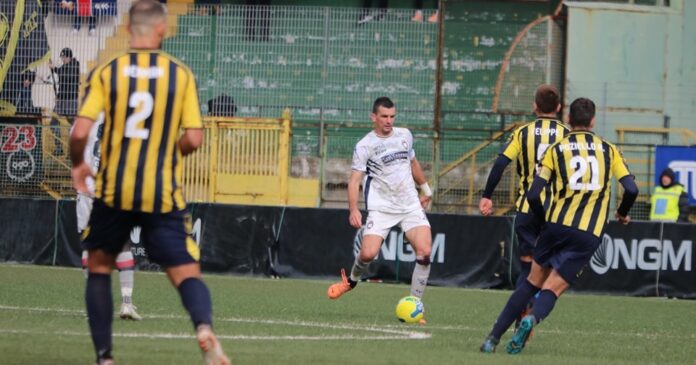 Mercoledì pomeriggio, ore 18:30, con uno stadio ancora a porte chiuse, si gioca la gara Giugliano-Crotone, valevole per la 10^ giornata del girone di andata. E’ la seconda volta che queste due squadre si affrontano in terra campana. L’unico altro precedente risale alla scorso campionato ed è esattamente quello del 18 dicembre 2022, giocato allo stadio “Partenio-Lombardi” di Avellino dove il Giugliano giocò per l’intero campionato tutte le gare casalinghe. Fu una domenica amara per i tigrotti che vennero battuti dall’undici di mister Lerda per 3-2. Una gara giocata ad armi pari. I padroni casa andarono per due volte in vantaggio ma uno scatenato Gomez, autore di una tripletta regalò i tre punti alla squadra rossoblu. Scandalosa la direzione di gara di Panettela di Bari, reo di aver assegnato agli ospiti un calcio di rigore inesistente. Il tabellino della gara GIUGLIANO (3-5-2): Sassi; Biasiol, Zurlo, Berman (79’ Nocciolini); Rondinella (70’ Iglio), Gladestony, Felippe (90’ Di Dio), R. Poziello (70’ Ghisolfi), Oyewale; Salvemini, Rizzo (70’ Piovaccari). A disposizione: Viscovo, Rob Coprean, Ceparano, C. Poziello, Scanagatta, De Francesco, O. Gomez, Kyeremateng. Allenatore: Di Napoli CROTONE (4-3-3): Dini; Mogos (40’ Bove), Papini, Golemic, Giron; Awua (57’ Vitale), Petriccione, Tribuzzi (80’ Carraro); Chiricò, Gomez (80’ Bernardotto), Kargbo (57’ Rojas). A Disposizione: Branduani, Gattuso, Crialese, Calapai, Pannitteri, Tumminello. Allenatore: Lerda Arbitro: Panettella di Bari Marcatori: 6’pt Rondinella (G), 17’pt rig. Gomez (C), 48’ Salvemini (G), 61’ e 66’ Gomez (C)