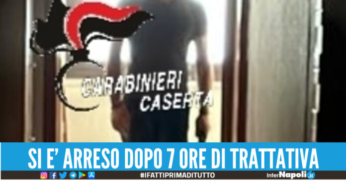 si barrica in casa coltelli casapesenna