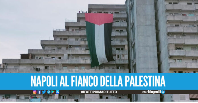 Napoli al fianco della Palestina, mega bandiera nella Vela di Scampia scontro sul bombardamento dell'ospedale a Gaza