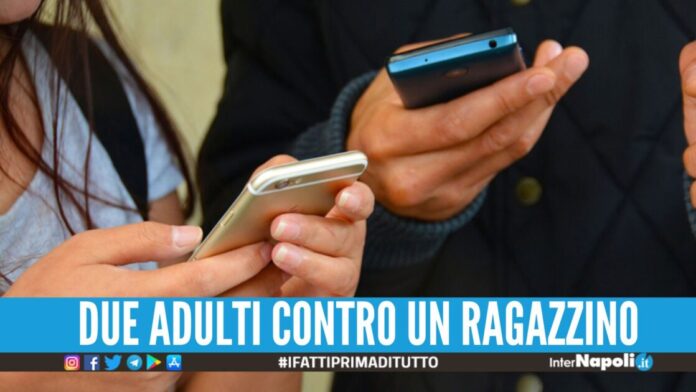 Telefonino scippato dalle mani di un ragazzino, 2 arresti a Napoli