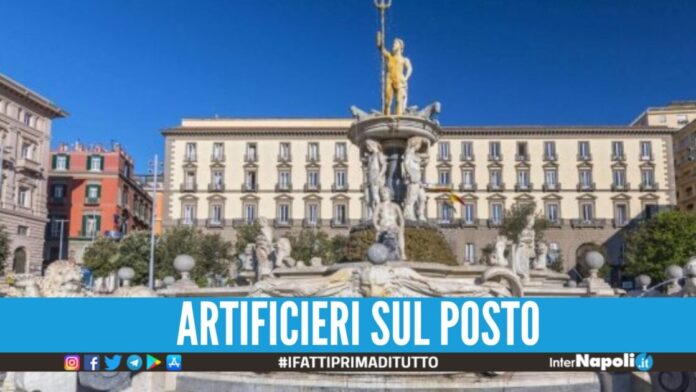 Allarme bomba in piazza a Napoli, trovata una valigia sospetta