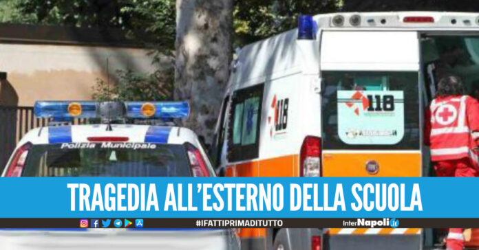 Tragedia a Casalnuovo, all’esterno dell’istituto De Curtis una donna di 40 anni è stata travolta e uccisa dalla sua stessa automobile.
