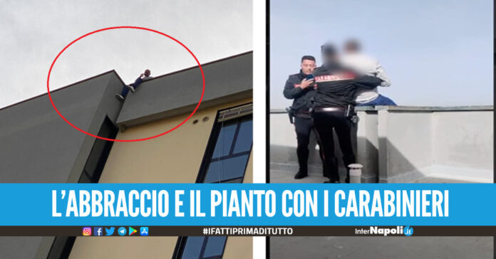 [Video]. Giugliano, tenta il suicidio dal nono piano del Municipio salvato dai militari