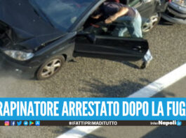 Violenta rapina a Napoli, vittima spinta dall'auto e trascinata per metri