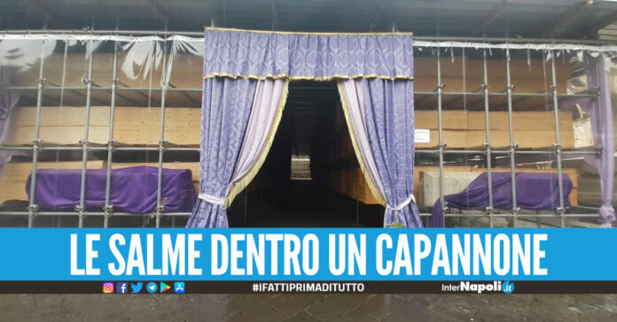 Cimitero di Poggioreale, le bare coinvolte nel crollo del 2022 ammassate in un capannone