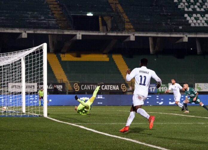 Serie C/Girone C – Presentazione della quattordicesima giornata Quattordicesima giornata che si giocherà tra sabato e domenica, con quattro gare in programma nella prima giornata e sei gare nella seconda. Catania-Turris Le due squadre scenderanno in campo al “Massimino” di Catania sabato alle 14:00. Nervi tesi in entrambi gli ambienti dopo il deludente cammino delle due squadre che ha portato al cambio in panchina in casa etnea di Tabbiani con Lucarelli e a rischio esonero in quella corallina di mister Caneo. In palio punti pesanti per allontanarsi dalla zona rossa. Casertana-Crotone Fari puntati sul big match Casertana-Crotone. La compagine campana pare essersi incamminato sulla strada giusta dopo un inizio campionato non tanto esaltante. Si attende la conferma dei rossoblu nel match contro un Crotone reduce dalla vittoria contro il Monterosi Tuscia e che insegue i falchetti a solo due punti di distanza. Latina-Picerno Scontro tra due squadre con pieno merito nella zona play off e distanziate da un solo punto in classifica. Latina e Picerno sono reduci da due sonanti vittorie: 3-0 nella trasferta di Messina per i laziali, 3-1 per i lucani nel derby con il Potenza. Sfida aperta a qualsiasi risultato. Taranto-Brindisi Allo “Iacovone” va in scena il derby Taranto-Brindisi. Due squadre che non stanno attraversando un buon momento. I padroni di casa sono pronti a ripartire dopo due sconfitte consecutive (Juve Stabia e Sorrento) e quale occasione migliore nell’ospitare la matricola brindisina che è relegata al penultimo posto in classifica. Monterosi Tuscia-Virtus Francavilla Scontro salvezza tra Monterosi Tuscia- Virtus Francavilla, al “Bonolis” di Teramo si affrontano due squadre che sono le vere delusioni di questa prima parte del campionato. Ultima la laziale, quart’ultima la pugliese. Per i padroni di casa, probabilmente, è l’ultima occasione per non perdere ulteriore contatto dalla zona play out che ora dista cinque punti, come per gli ospiti che tenteranno di uscire dalla zona rossa. Avellino-Giugliano Di sicuro nel derby del “Partenio-Lombardi” non mancherà lo spettacolo. Avellino e Giugliano, dopo i cambi in panchina Pazienza per Rastelli e Bertotto per Di Napoli, hanno intrapreso un altro cammino che ha portato i lupi al secondo posto e i tigrotti fuori dalla zona play out. Entrambe le squadre, reduce la prima dalla sonante vittoria di Brindisi e la seconda dal prezioso pareggio di Benevento, non vorranno interrompere la loro marcia verso gli obiettivi prefissati ad inizio stagione. Foggia-Messina In casa Foggia si spera nello stellone del campo amico per tornare alla vittoria che manca da cinque giornate e che ha fatto precipitare la squadra rossonera all’ultimo posto utile della zona play off. Attenzione, di fronte troverà un Messina con l’acqua alla gola e che ha bisogno di uno scossone per continuare a sperare nella salvezza perché in caso di sconfitta potrebbe tremare la panchina di mister Modica. Monopoli-Benevento Il Monopoli dovrà vedersela con un Benevento voglioso di riscattare il mezzo passo falso casalingo dello scorso turno contro il Giugliano e bisognoso di non perdere contatti con la vetta distante due punti. La squadra pugliese, in serie positiva da cinque turni, vorrà continuare nella sua marcia di avvicinamento alla zona salvezza che al momento dista di una sola lunghezza. Juve Stabia-Sorrento Dopo 14 anni ritorna il derby Juve Stabia-Sorrento. La capolista, dopo il pari casalingo con il Foggia, cerca di tornare alla vittoria per respingere gli assalti delle antagoniste, ma sulla sua strada troverà un Sorrento che, galvanizzato dal successo con il Taranto, cercherà di strappare un risultato positivo per impinguare una classifica che al momento è alquanto avara. Potenza-Audace Cerignola Trasferta ad alto rischio per l’Audace Cerignola che sarà impegnato sul campo del Potenza. La squadra lucana, infatti, ha raccolto sul proprio terreno di gioco gran parte dei punti che ha in classifica. Scontro anche tra bomber: da una parte Caturano e dall’altra Malcore, due attaccanti che spesso con i loro gol risolvono le partite.