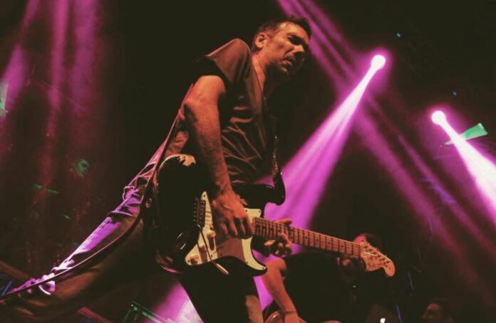 È considerato da pubblico e critica uno dei chitarristi rock-blues più apprezzati del panorama rock-blues internazionale. È Diego Leanza, che continua a portare avanti la tradizione «vintage» con una tecnica eccelsa, e un suono che al di là delle influenze e delle radici, risulta sempre riconoscibile e incisivo. Molto seguito sui social, vanta ad oggi, oltre 76.500 follower su Instagram. Sulla tecnologia e sui mezzi multimediali, tiene a sottolineare: «Contano molto perché mettono in comunicazione la tua musica con tutto il mondo, anche se penso che la tecnologia e le nuove frontiere della tecnologia, vanno sempre utilizzati ed esplorati con equilibro ed attenzione, mettendo sempre davanti la qualità e la genuinità di quello che si propone». Guardando la strumentazione che usa (“effetti” originali dell’epoca o realizzati con componenti perfettamente fedeli a quei tempi, è inoltre tra i massimi esperti e conoscitori di fuzz) si capisce subito che compie un percorso sulle orme della tradizione rock-blues, ma allo stesso tempo il suo suono «vintage», risulta sempre riconoscibile. A proposito del rock-blues, Leanza afferma: «È una evoluzione del blues. Si continua a confondere troppo spesso un suono blues aggressivo con un suono rock, ma non è così. Stessa confusione si fa con Hendrix da molti considerato, in maniera troppo limitativa, un artista rock. Hendrix invece è un rivoluzionario che ha arricchito il blues affermandosi con sonorità mai sentite prima». Leanza, purista e innovatore allo stesso tempo? «Credo che una cosa non escluda l’altra. Il mio è un percorso fatto di ricerca, di studio e del personale contributo, di quello che sono come musicista, che metto in quello che produco e propongo all’ascoltatore. Tengo sempre presenti le radici del genere, ma suono con la consapevolezza di poter arricchire il risultato finale con quello che ho dentro e che voglio esca fuori». Parola chiave: diego leanza; guitar; chitarrista; rock-blues; tag: blues, rock-blues, diego leanza, chitarrista, jimi hendrix, guitar,