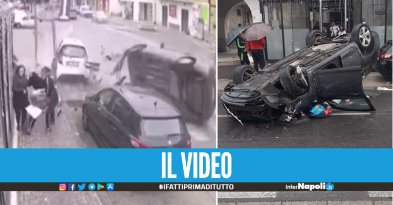 Terribile incidente nel Napoletano, auto si schianta davanti al bar: due donne salve per miracolo