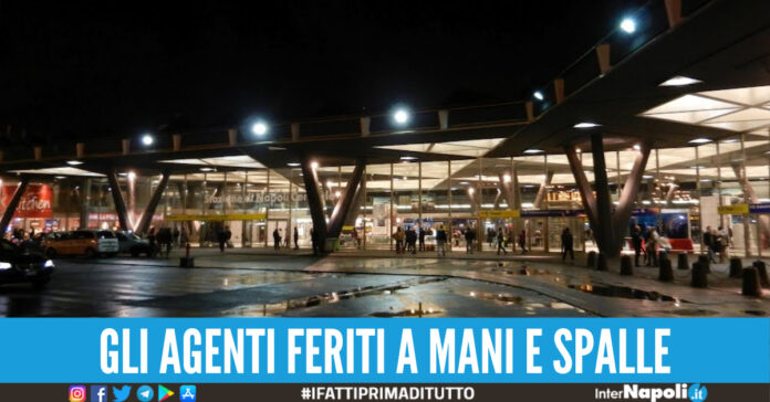 accoltella poliziotti piazza garibaldi