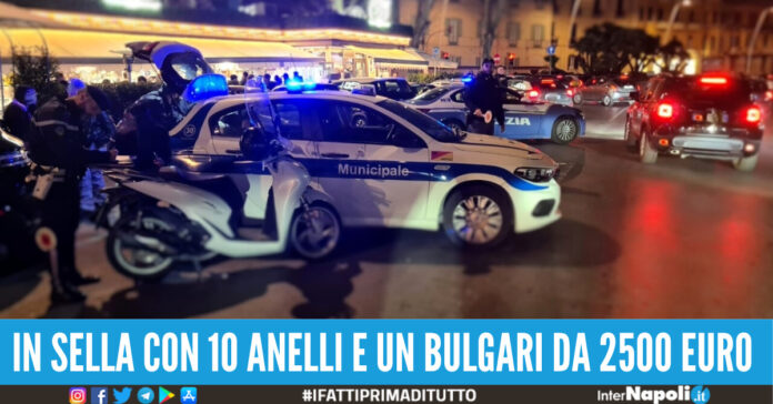 fugge all'alt lungomare di napoli