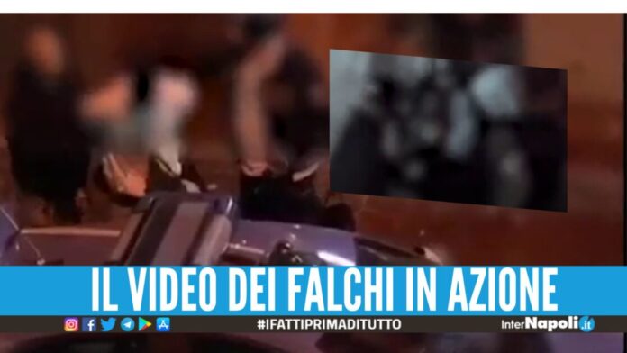 Spaccio sotto le telecamere a Napoli, arrestati 2 pusher dopo lo scambio