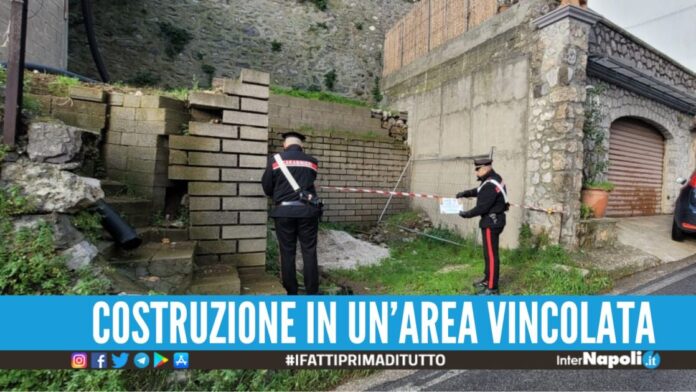 Voleva costruire un garage, 39enne vicino al clan Afeltra-Di Martino finisce nei guai