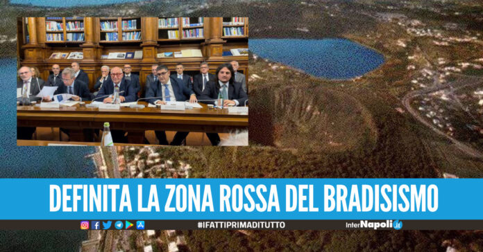 Resta l'allerta gialla per i Campi Flegrei, sindaci soddisfatti Non bisogna abbassare la guardia