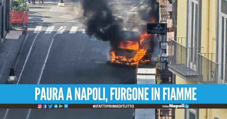 Spavento a Napoli, vericolo in fiamme: la polizia chiude la strada