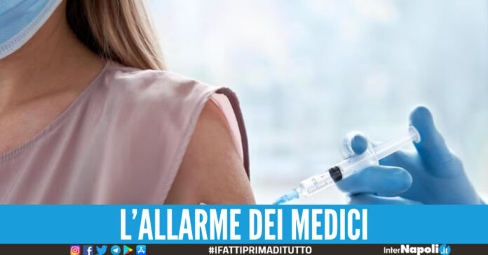 Boom di casi Covid-19 e influenza stagionale, i medici lanciano l'allarme: 