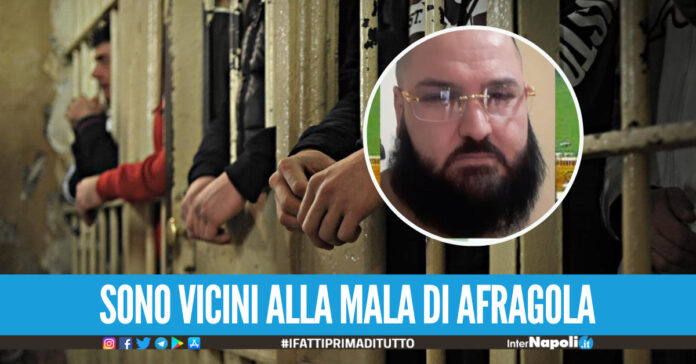 Era ai domiciliari per droga, sorpreso a spacciare insieme al complice: due arresti ad Afragola