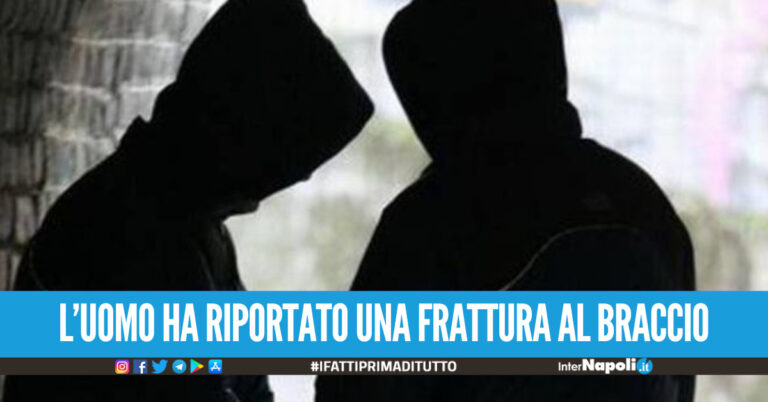 Napoli, coppia picchiata e rapinata sotto casa: banditi in fuga con cellulari e 500 euro