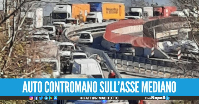 Incidente sull'Asse Mediano, traffico impazzito tra Arzano e Frattamaggiore auto contromano sulla rampa