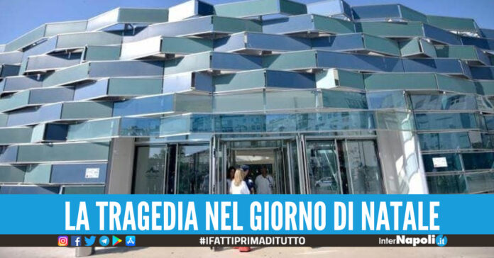 precipita al piano di sotto dopo la rottura del pavimento in vetro