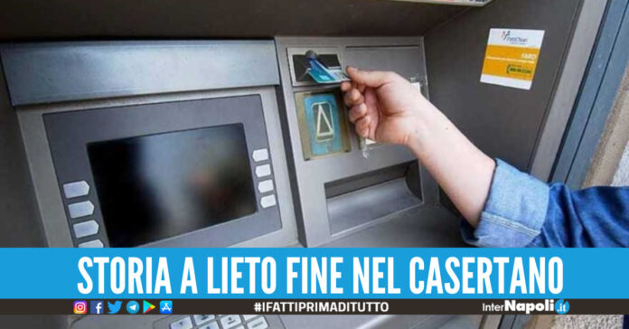 anziana dimentica i soldi nel bancomat