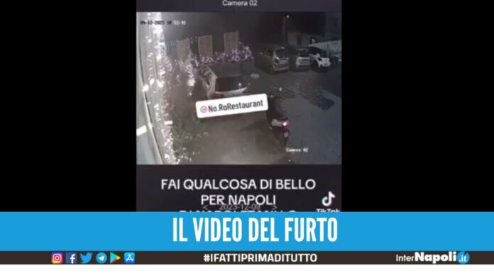 Ruba un albero di Natale e poi fugge in scooter a Napoli