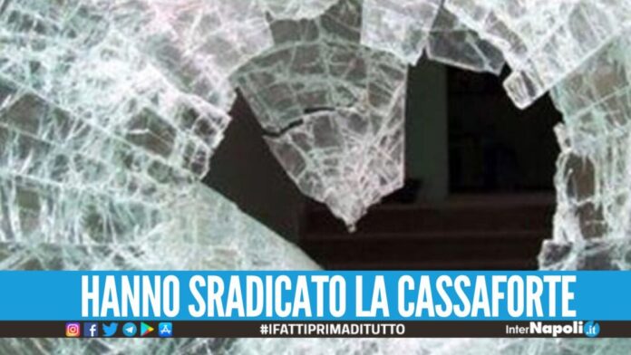 Furto con spaccata in gioielleria, banditi in fuga con orologi di lusso