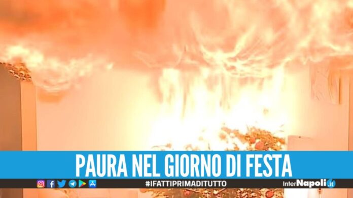 Luci natalizie provocano un incendio in casa, 3 famiglie evacuate