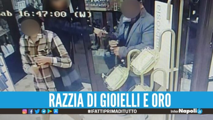Rubano catenine d'oro nella gioielleria a Salerno, arrestata la coppia