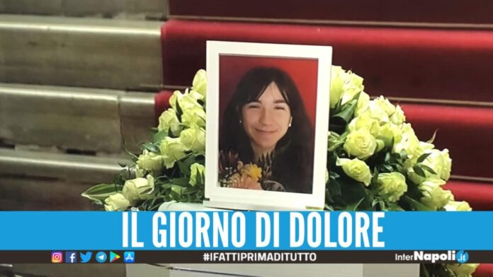 Bara bianca e rose sulla bara di Giulia, l'omelia: 
