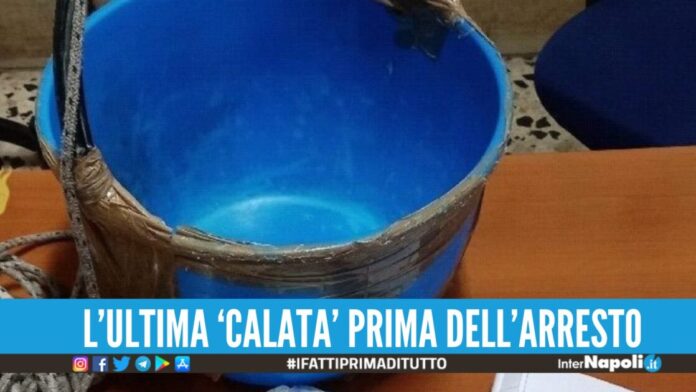 Prima l'urlo poi la droga nel 'panaro', sorpreso sul balcone alla Sanità