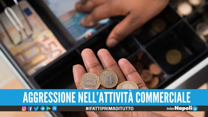 In fuga con la cassa del negozio, rapinatore bloccato a Napoli