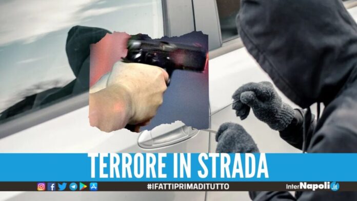Reagisce al furto d'auto a Casoria, i banditi sparano al fratello