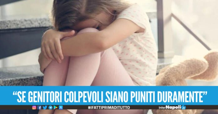 Bimba di 5 anni abbandonata a Mondragone, salvata dai cittadini che chiamano polizia stradale