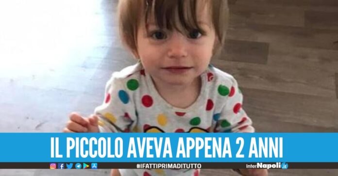 Bimbo muore di stenti, il papà era deceduto per infarto soccorsi e assistenti sociali sotto accusa