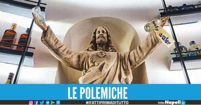 Le statue sacre presenti nel bar Nouveau-l’église stanno scatenando polemiche, rappresentando per molti un vilipendio alla religione