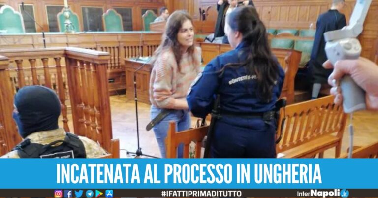Ilaria Salis incatenata al processo in Ungheria
