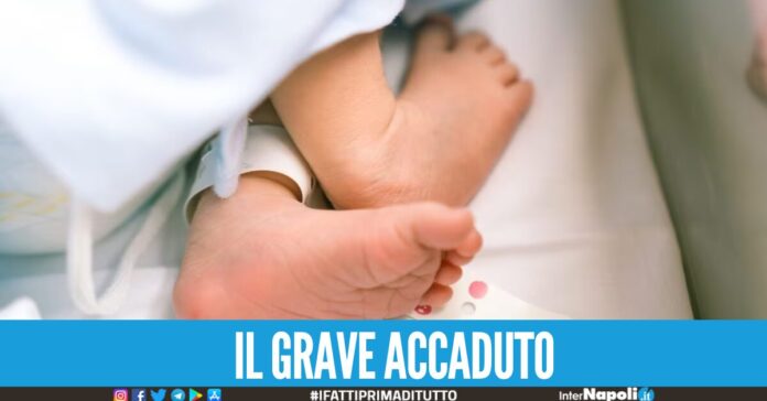 Sono indagati per lesioni i genitori del neonato di tre mesi ricoverato d'urgenza al Santobono di Napoli per meningite.