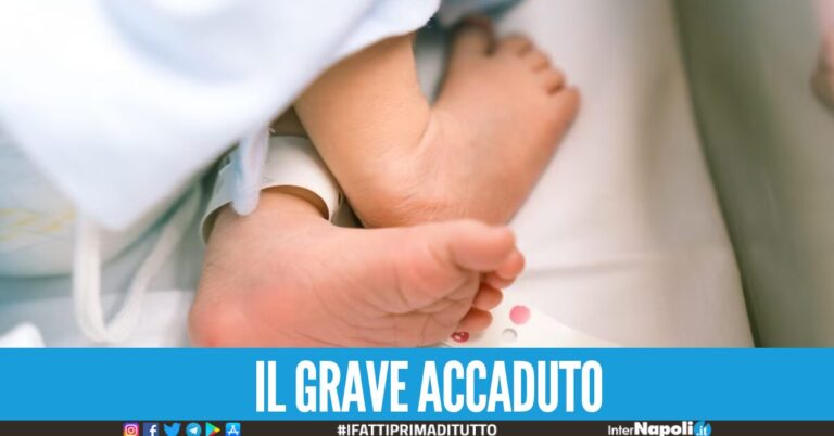 Sono indagati per lesioni i genitori del neonato di tre mesi ricoverato d'urgenza al Santobono di Napoli per meningite.