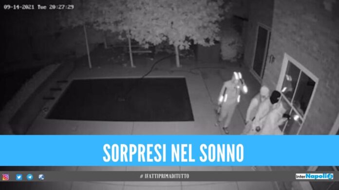 Ladri entrano nell'abitazione di una coppia di anziani, prima li derubano e poi li picchiano con violenza.