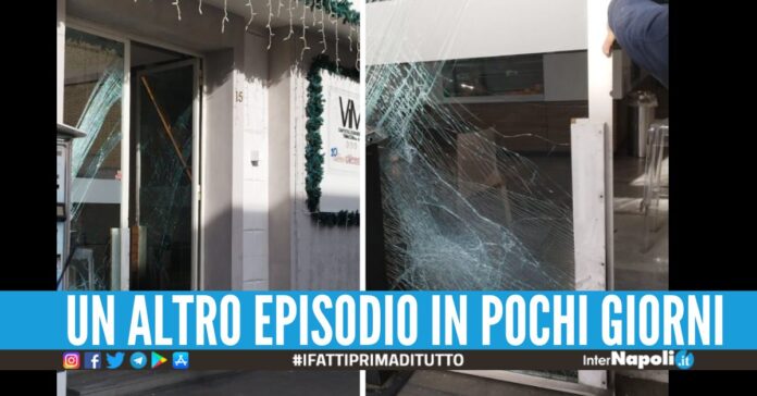 Furto nel noto bar ad Arzano, banditi entrano distruggendo la porta