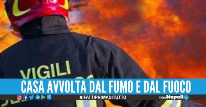 Salotto in fiamme a Giugliano, 50enne salvato dall'incendio