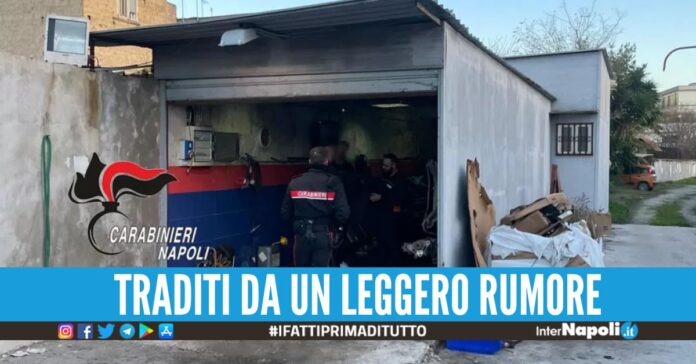 Cimitero delle auto rubate scovato a Secondigliano, 2 arresti nel box