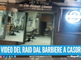 Ladri scatenati a Casoria, malviventi entrano dal barbiere vetrata sfondata con l’auto