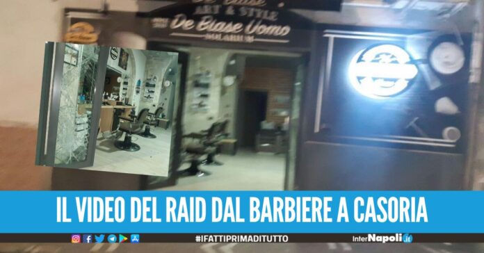 Ladri scatenati a Casoria, malviventi entrano dal barbiere vetrata sfondata con l’auto