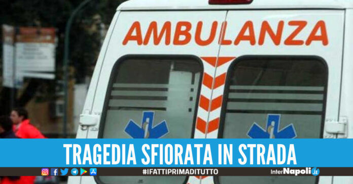 rischia di soffocare nel passeggino area flegrea
