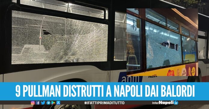 Notte di follia a Napoli, 9 bus dell'Anm danneggiati dai vandali è caccia ad un'auto di colore scuro