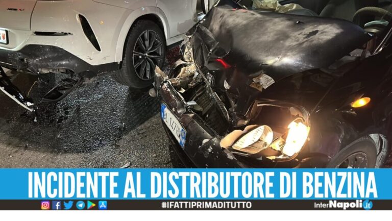 Incidente a Napoli, non mette il freno a mano: l’auto si schianta contro il distributore di benzina