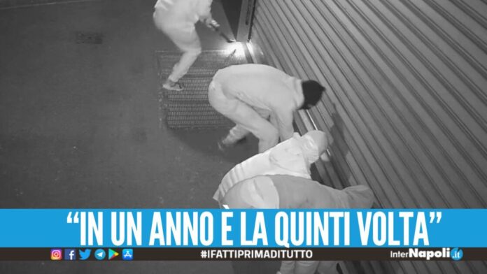 Furto al panificio a Sant'Antimo, in azione la 'banda in bianco'