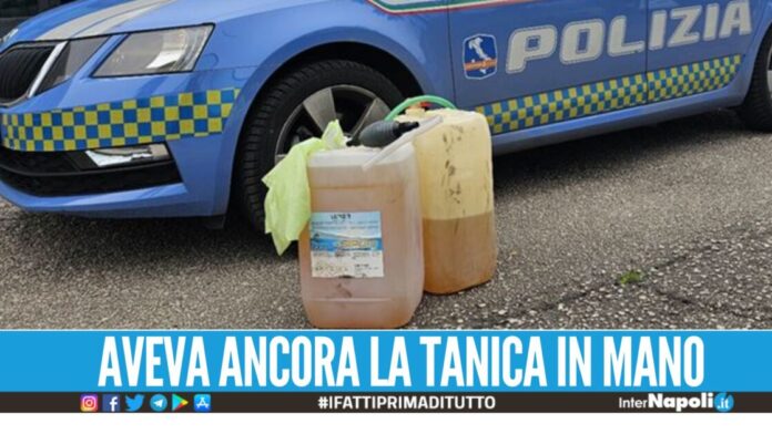 Usa la pompetta per rubare la benzina dal camion, arrestato a Caivano