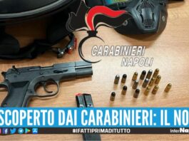 Nascondeva casco e pistola in casa, blitz nel quartiere di Napoli